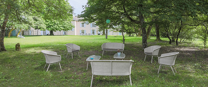 Salon de jardin à l'ombre dans le parc arboré Salon de jardin